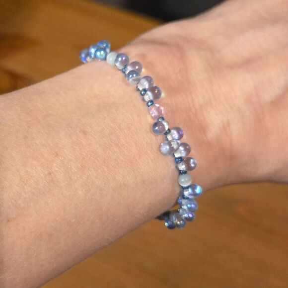 Blue & White Glass Bead Bracelet With Magnetic Gold Clasp - Picture 4 of 6